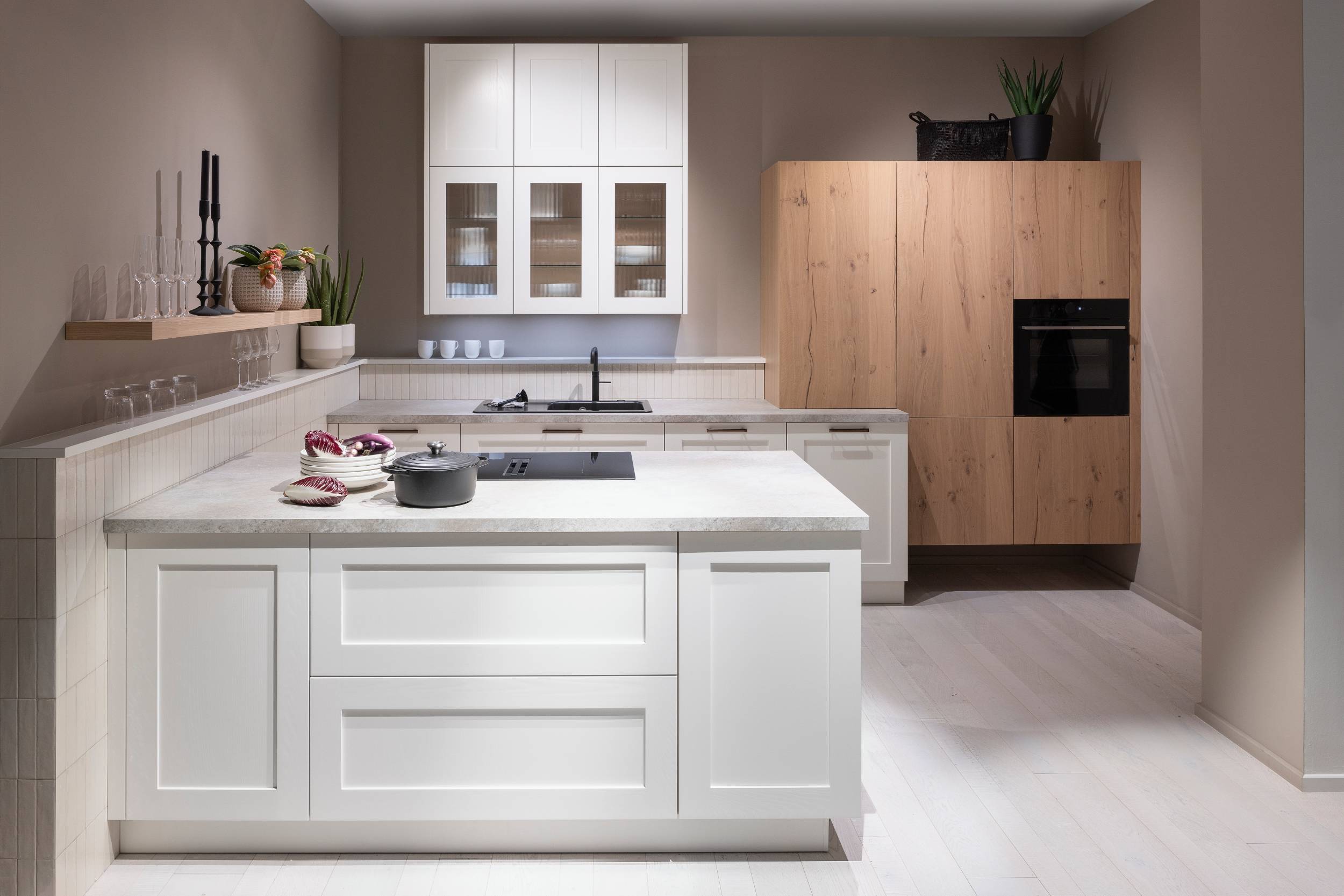 HÄCKER Systemat moderne Landhausküche weiß mit Kalkstein und Wildeiche