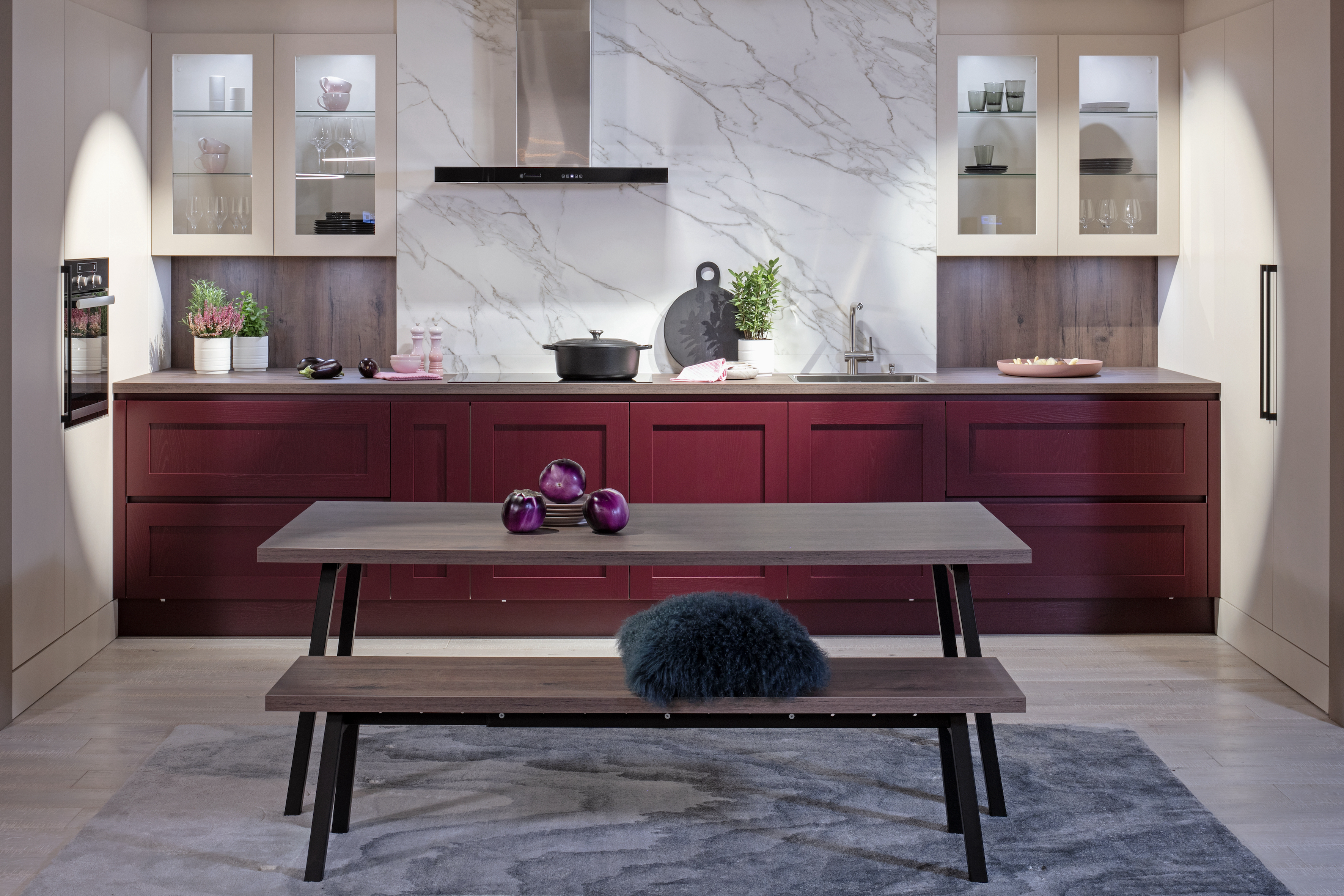 Häcker-Küche in Burgund-Rot