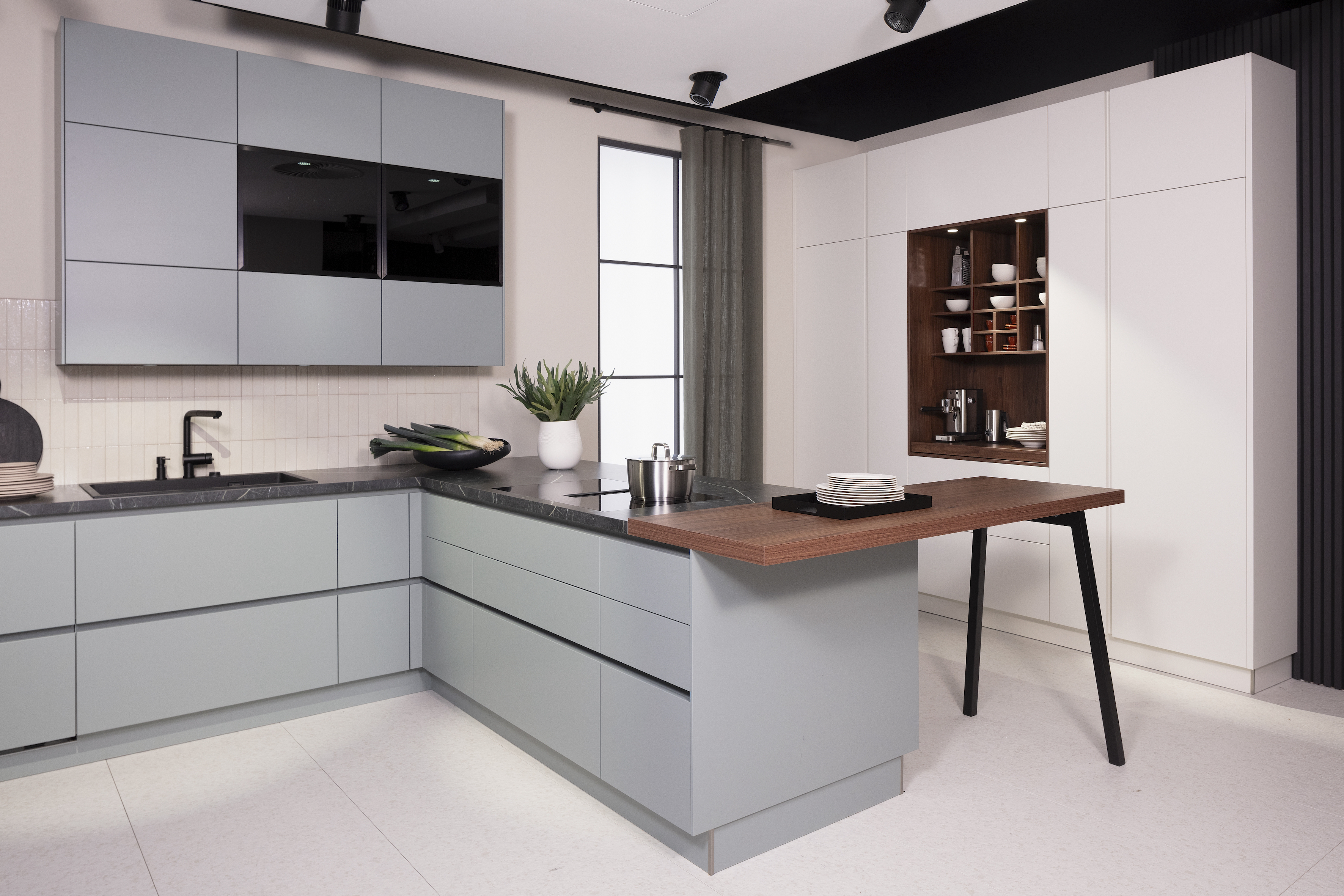 Häcker-Küche in Eukalyptus und Weiß mit Nussbaum-Dekor und Theke