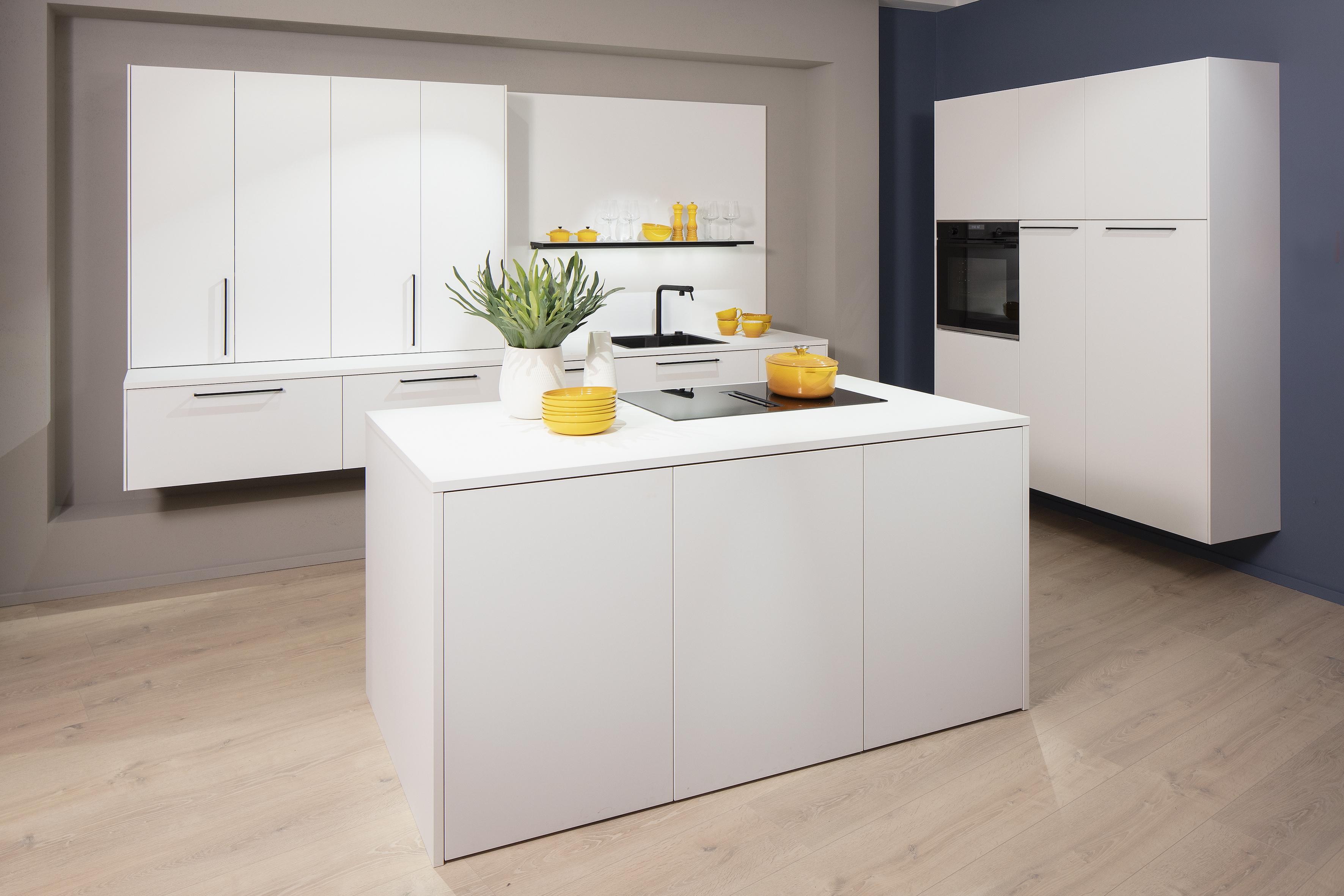 Häcker-Küche in Kristallweiß mit Griffen