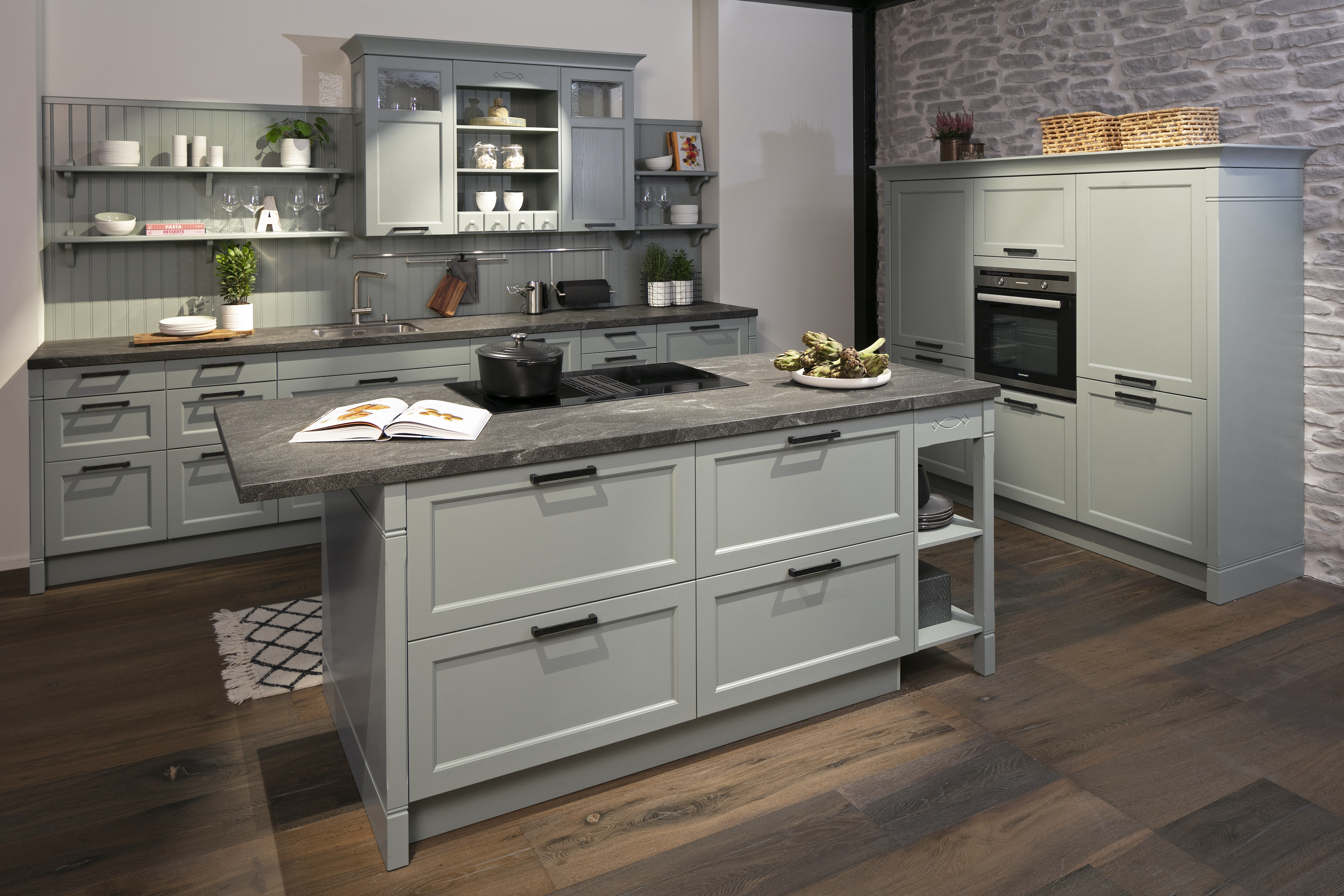 Häcker-Landhausküche in Eukalyptus-Esche mit Marmordekor-Arbeitsplatte