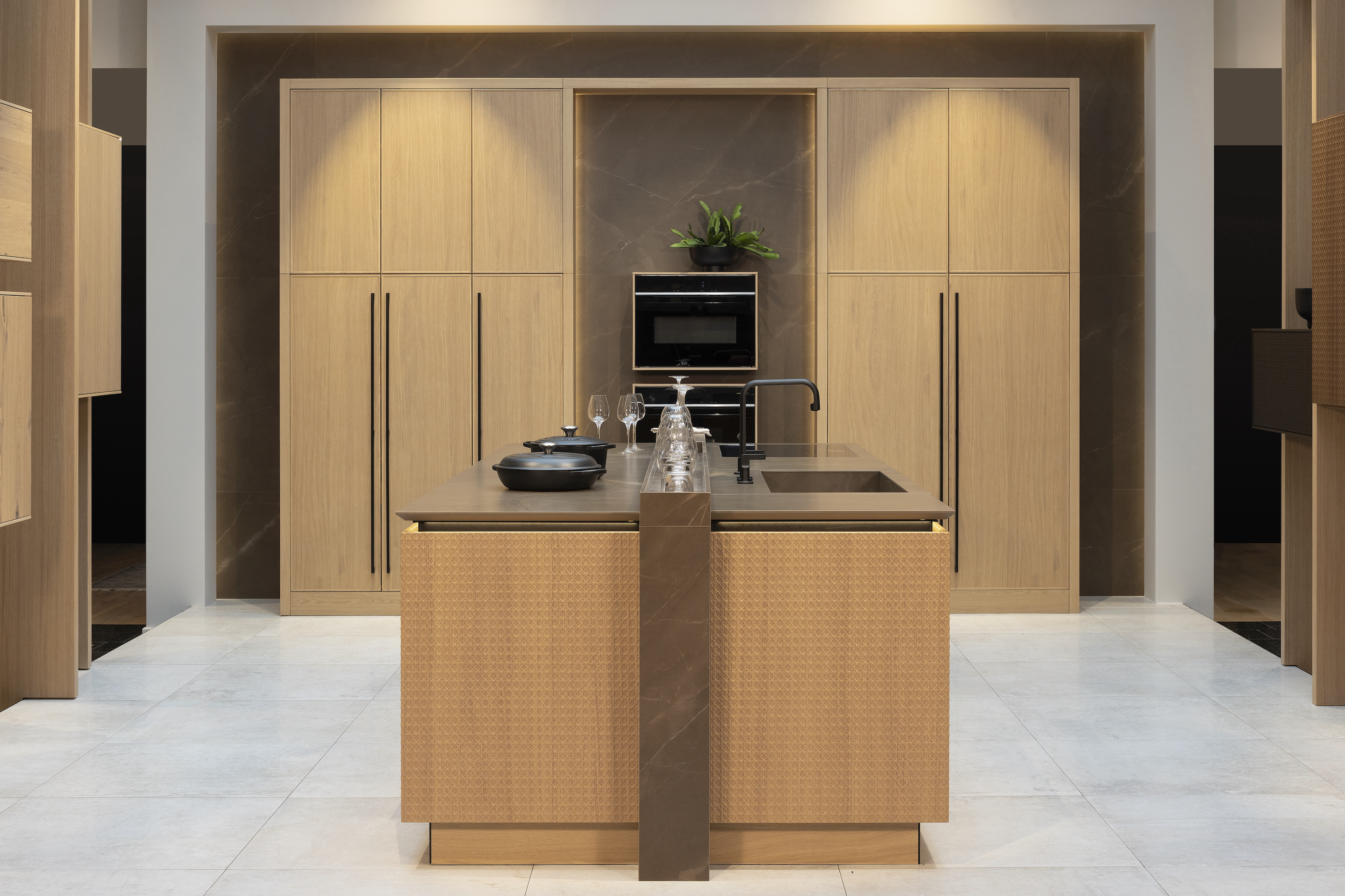 Häcker-Küche Systemat mit Wiener Geflecht in Echtholzfurnier