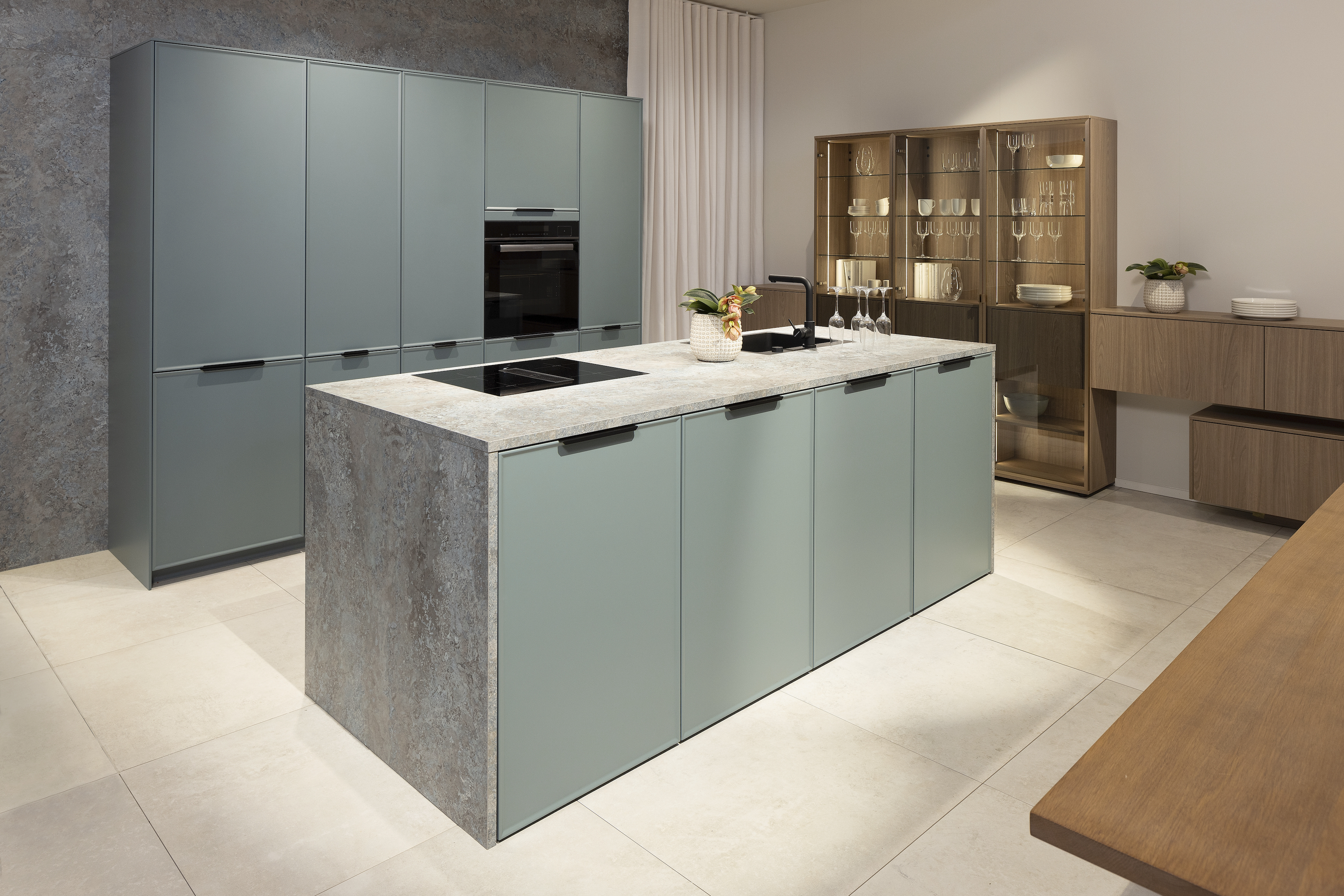 Häcker-Küche Systemat mit Schweizer Kanten-Fronten und umlaufender Arbeitsplatte