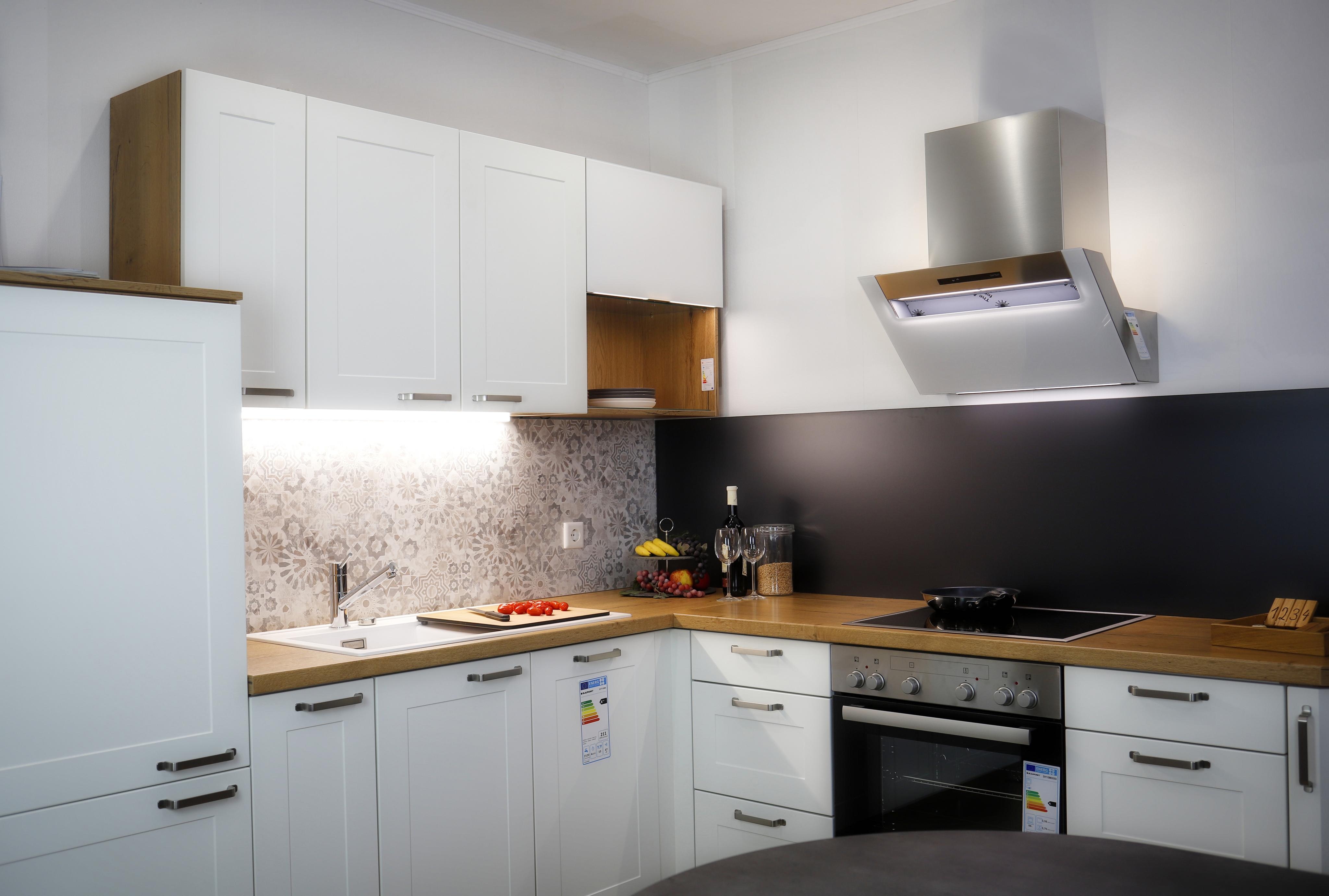 Helle Küche mit Arbeitsplatte in Holzoptik und mit Esse