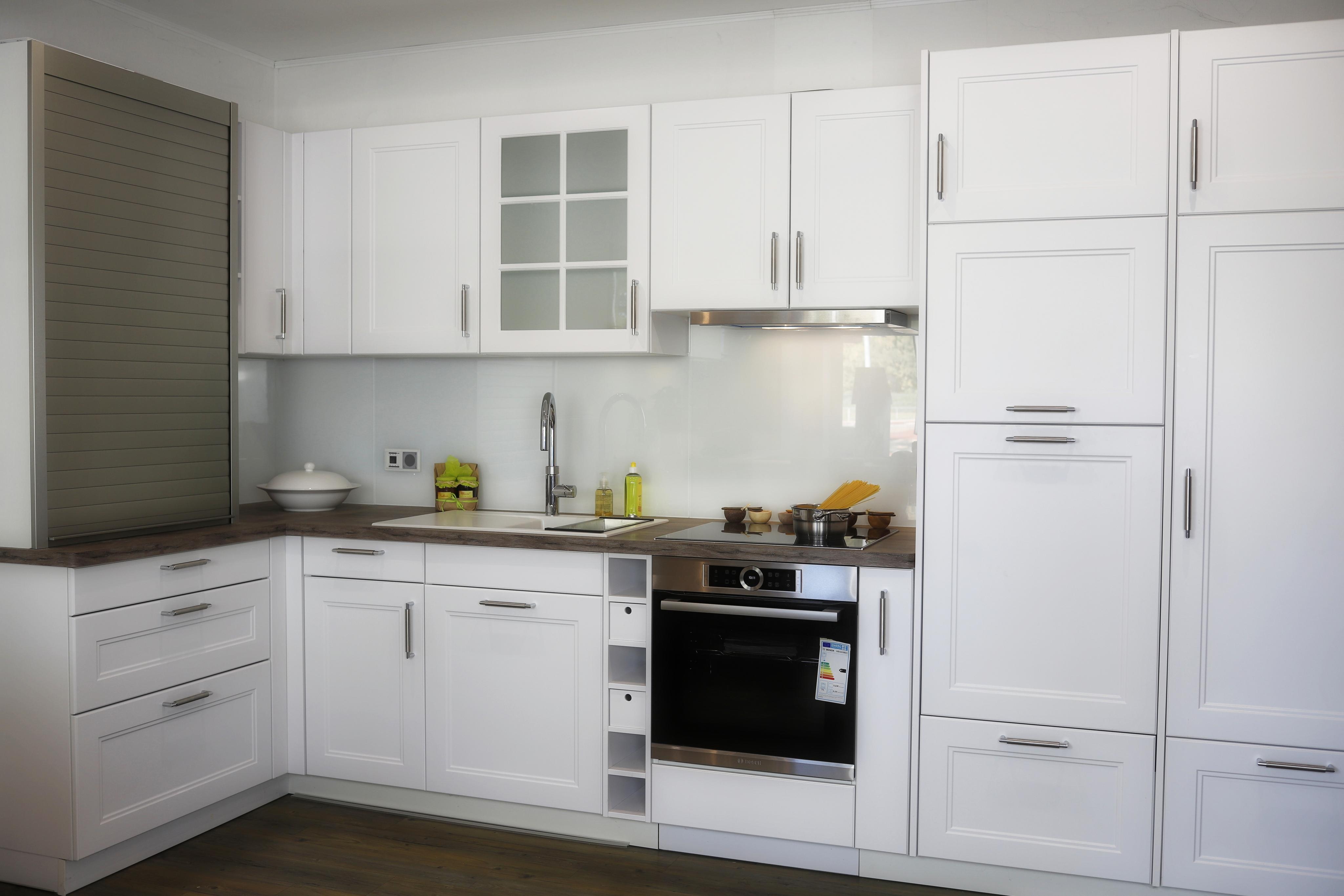 Weiße Ausstellungs-Küche im Landhausstil