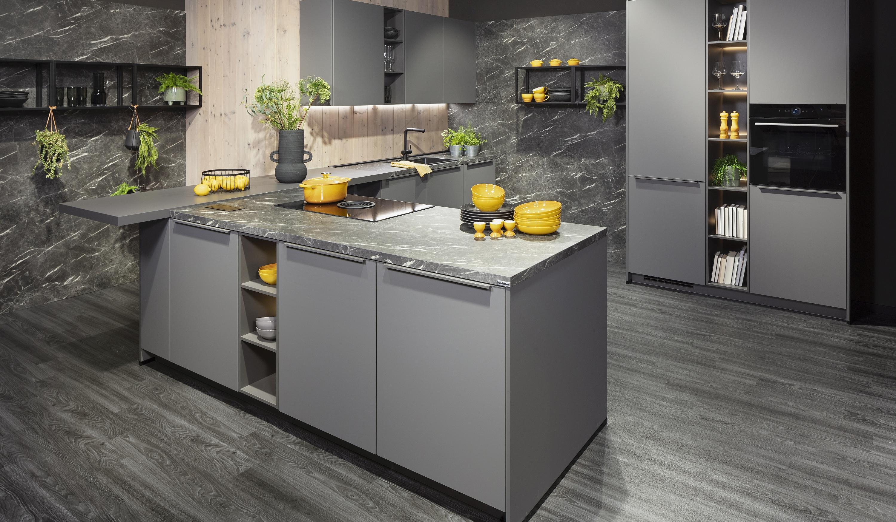 Marmordekor dunkelgrau an Wand und Arbeitsplatte in Nobilia Küche